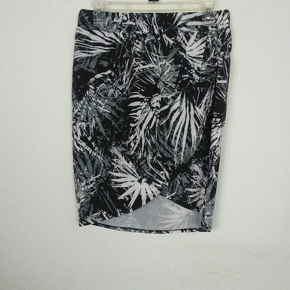 NWT FABLETICS Clarissa Wrap Skirt II Above Knee  Black White Size Small - Picture 2 of 8